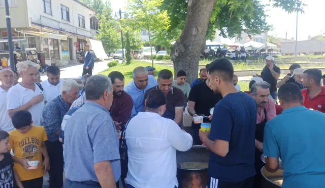 Battalgazi Belediyesi tarafından düzenlenen geleneksel aşure etkinliğinde vatandaşlara aşure ikramı yapılıyor.