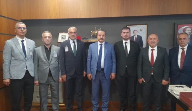 AK Parti Artvin İl Başkanlığı heyeti, Milletvekili Faruk Çelik'i ziyaret etti.