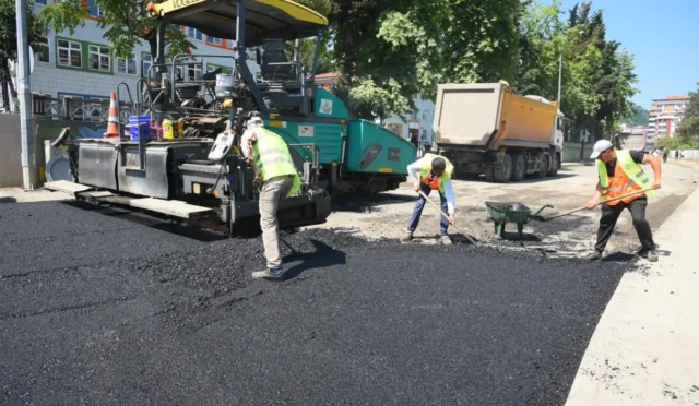 Giresun Teyyaredüzü Mahallesi'nde devam eden asfalt yenileme çalışmaları