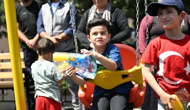 Yeşilyurt'ta hizmete giren güneş enerjili çocuk parkı ve spor alanı