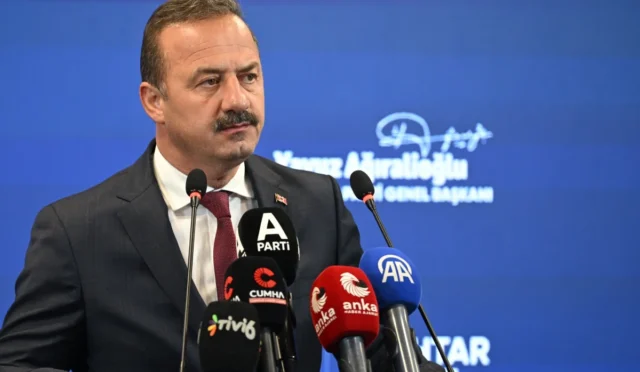 Anahtar Parti Genel Başkanı Yavuz Ağıralioğlu basın toplantısı yaparken