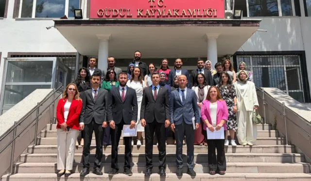 Kaymakam Naim Akar, öğretmenlere başarı belgesi verirken