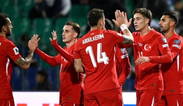 A Milli Futbol Takımı oyuncuları Dünya Kupası'nda ABD ile mücadele ediyor.