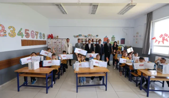 Hatay Samandağ'da öğrenciler karne alırken ve yaz tatiline başlarken çekilmiş bir fotoğraf