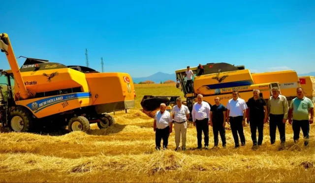 Burdur'un Kızılkaya kasabasında 2026 hasat sezonunun başlamasıyla tarlada çalışan çiftçiler