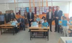 Beypazarı'nda bir ilkokulda öğrenciler karnelerini alırken çekilmiş toplu fotoğraf
