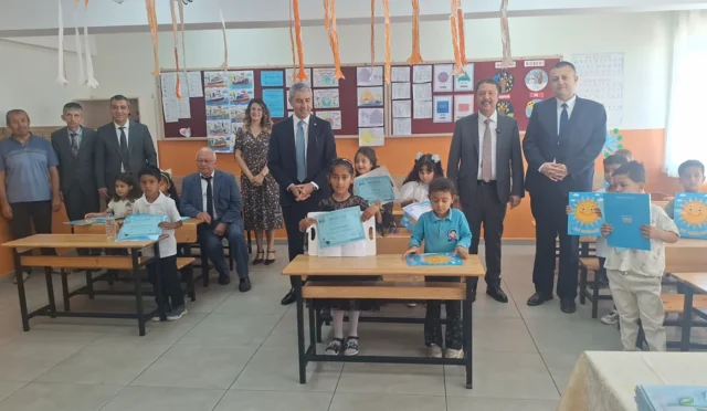 Beypazarı'nda bir ilkokulda öğrenciler karnelerini alırken çekilmiş toplu fotoğraf