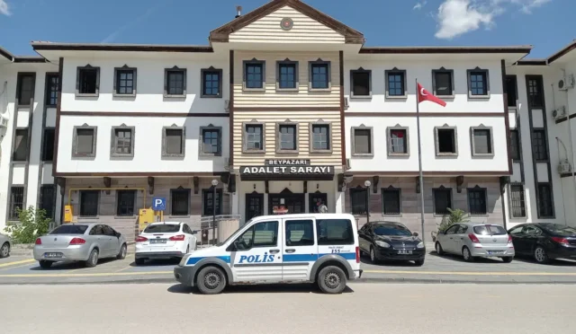 Beypazarı'nda görev süresi dolan hakim ve savcılar için veda yemeği düzenlendi, plaket takdim edildi.