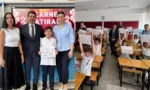 Nallıhan'da öğrenciler karne alırken ve yaz tatiline başlarken çekilmiş sevinçli bir fotoğraf
