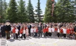 Çorum'da 83 bin 402 öğrenci karne alarak yaz tatiline girdi, törende öğrenciler ve protokol bir arada.