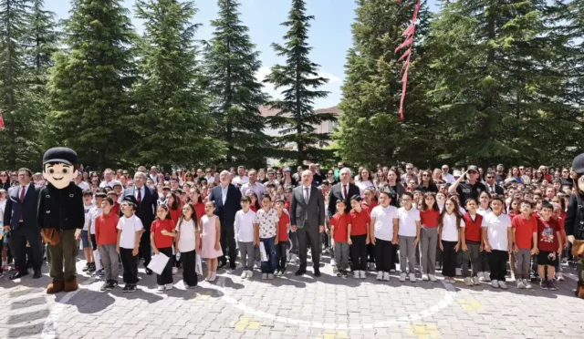 Çorum'da 83 bin 402 öğrenci karne alarak yaz tatiline girdi, törende öğrenciler ve protokol bir arada.