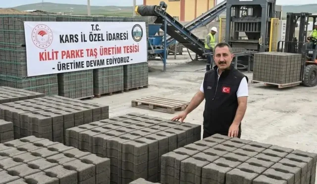 Kars İl Özel İdaresi ekipleri kilit parke taşı üretimini sürdürüyor