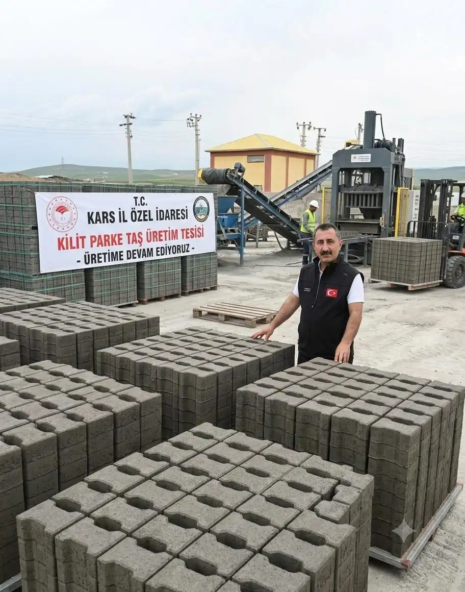 Kars İl Özel İdaresi’nden Kırsala Yatırım: Kilit Parke Taşı Üretimiyle Yollar Yenileniyor