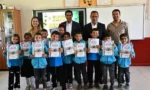 Kaymakam Aslantatar, öğrencilerin karne sevincine ortak oluyor ve onlara tavsiyelerde bulunuyor.