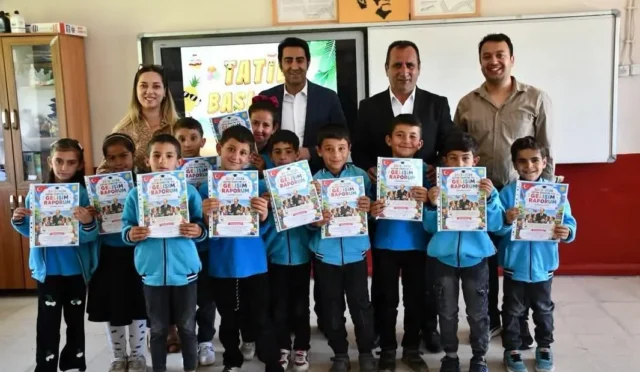 Kaymakam Aslantatar, öğrencilerin karne sevincine ortak oluyor ve onlara tavsiyelerde bulunuyor.