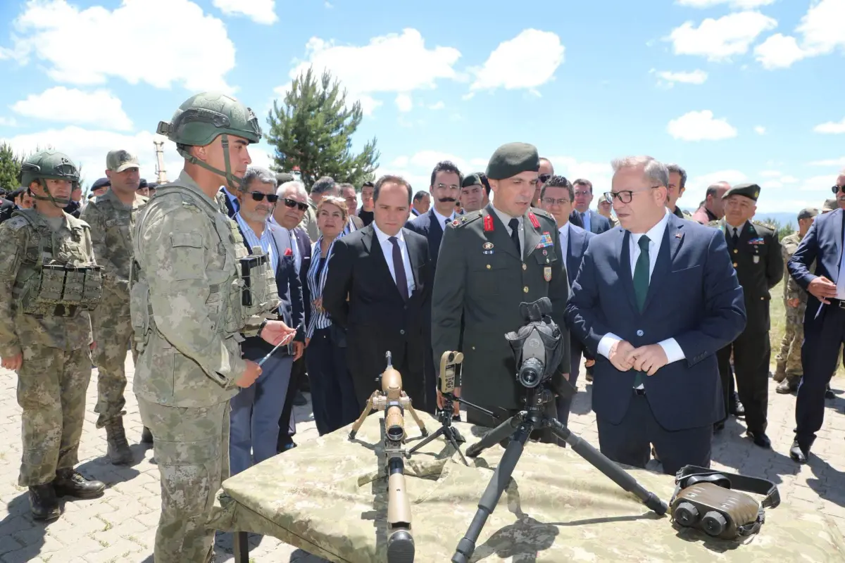 Türk Kara Kuvvetleri’nin 2235. Yılı Kars’ta Coşkuyla Kutlandı: Milli Savunma Gücü Gözler Önüne Serildi