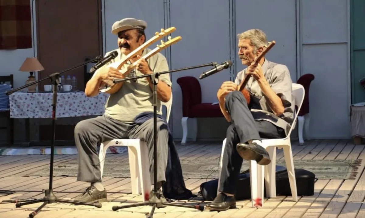 Kaş’ta Tarihi Antik Tiyatroda “Yaşayan İnsan Hazinesi” Osman Kırca Sahne Aldı
