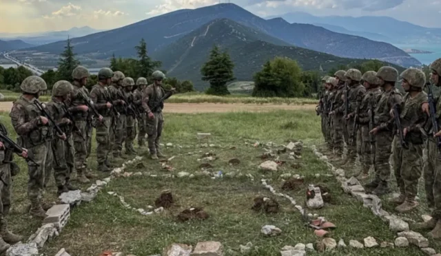 Eğirdir Komando Okulu'nda düzenlenen dönem sonu temel askerlik ve komando temel eğitimi tatbikatından bir görüntü