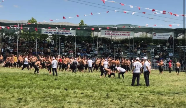 Uluborlu Kiraz Festivali ve Yağlı Pehlivan Güreşleri etkinliğinden genel bir görüntü