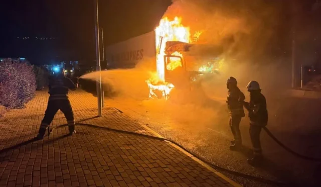 Hatay'ın Kırıkhan ilçesinde alev alan bir tır ve itfaiye ekiplerinin müdahalesi