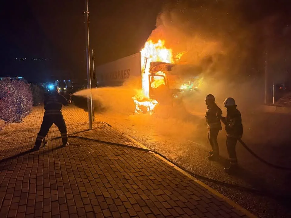 Hatay’da Yürekleri Ağza Getiren Tır Yangını: Alevler Kısa Sürede Söndürüldü