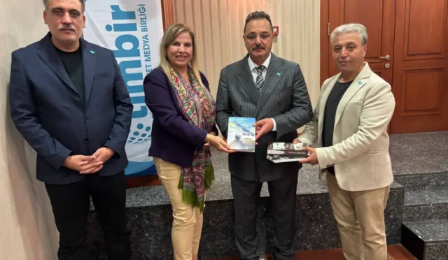 TİMBİR Genel Başkanı Dr. Süleyman Basa'ya 'Zəfərlərə Doğru' kitabının takdim edilmesi
