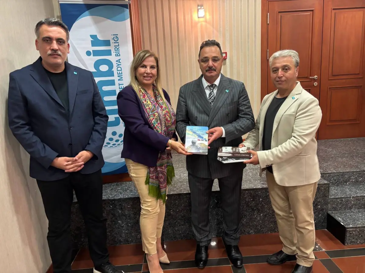 “Zəfərlərə Doğru” Kitabı TİMBİR Genel Başkanı Dr. Süleyman Basa’ya Takdim Edildi: Türk Dünyası Kardeşliği Vurgulandı