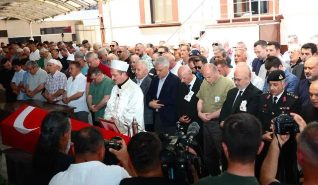 Kıbrıs gazisi Cemil Müderrisoğlu'nun cenaze töreninden bir görüntü.