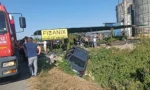 Sakarya-Karasu yolunda meydana gelen trafik kazası sonrası yaralıların çıkarılması