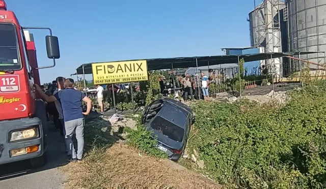 Sakarya-Karasu yolunda meydana gelen trafik kazası sonrası yaralıların çıkarılması