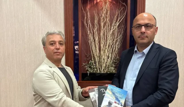 BHA Genel Müdürü Muhammet Kaçar, Azerbaycanlı yazar Etibar Həsənzadə'nin kitaplarını teslim alırken