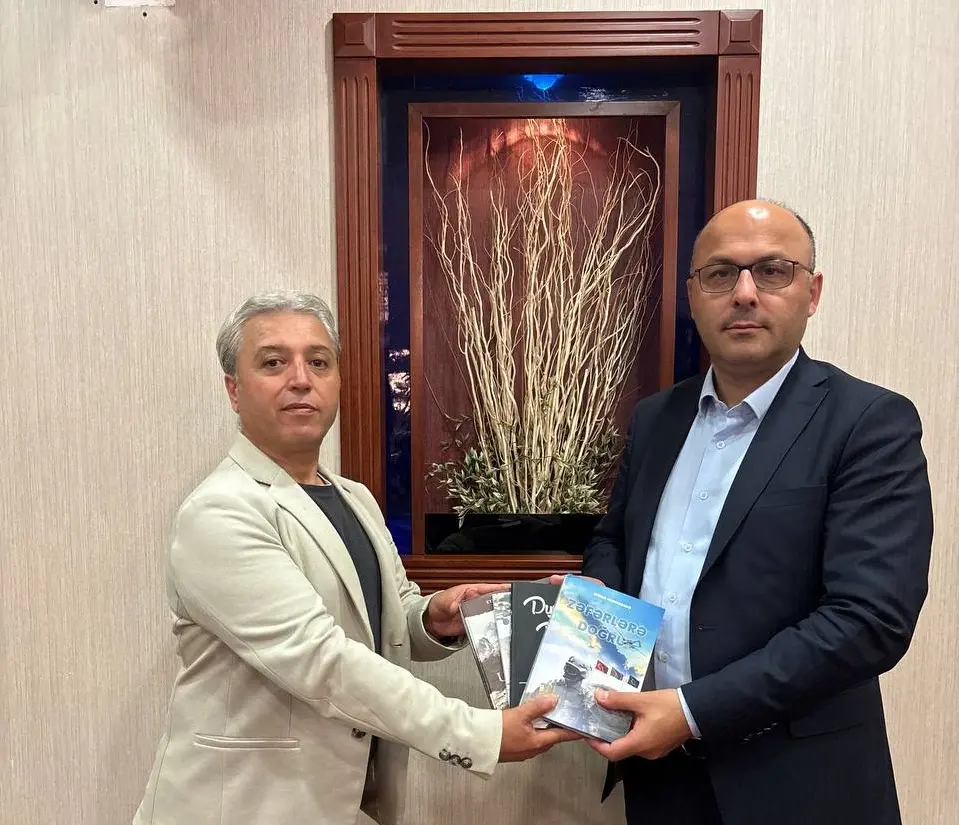 Azerbaycanlı Yazar Etibar Həsənzadə’nin Eserleri BHA Genel Müdürü Muhammet Kaçar’a Takdim Edildi