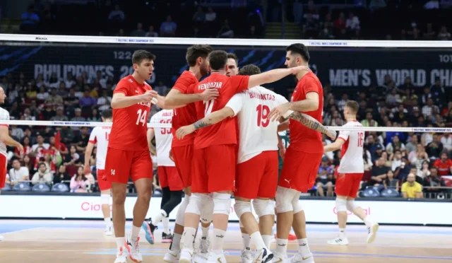 Türkiye Voleybol Milli Takımı oyuncuları file önünde sevinç yaşarken