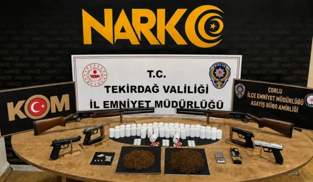 Tekirdağ'da polis ekiplerinin uyuşturucu operasyonu sonrası ele geçirilen maddeler ve tutuklanan şüpheliler