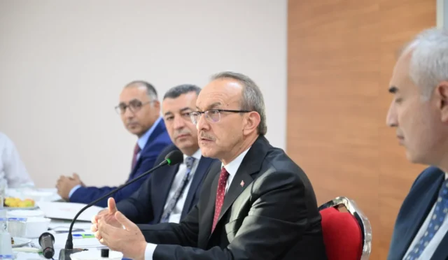 Malatya Valisi Seddar Yavuz, ihracatçılarla bir araya gelerek kent ekonomisi ve ihracatın geliştirilmesi üzerine konuştu.