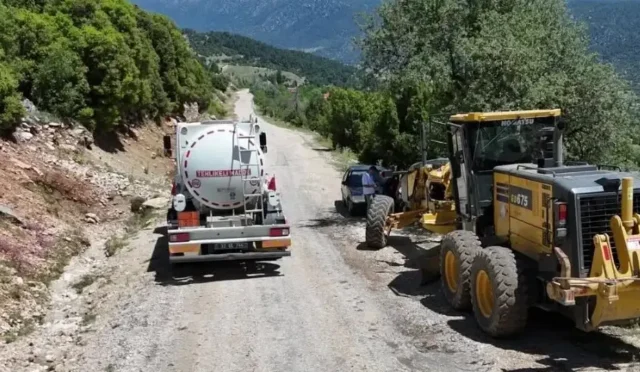 Isparta'da dağ yollarındaki şarampollerin güvenliğini artırmaya yönelik yapılan düzenleme çalışmaları