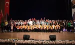 Isparta Maarif Modeli Yıl Sonu Programı'nda öğretmenlerden oluşan koro ve halk dansları ekibinin sahne performansı