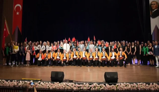 Isparta Maarif Modeli Yıl Sonu Programı'nda öğretmenlerden oluşan koro ve halk dansları ekibinin sahne performansı