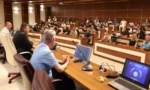 Mehmet Akif Ersoy Üniversitesi'nde bilimsel yayın yapan akademisyenlere teşekkür belgesi veriliyor.