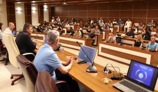 Mehmet Akif Ersoy Üniversitesi'nde bilimsel yayın yapan akademisyenlere teşekkür belgesi veriliyor.