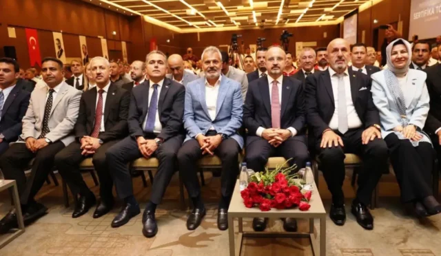 İçişleri Bakan Yardımcısı Bülent Turan, Hatay'da muhtarlara yönelik bir eğitim programında konuşma yaparken