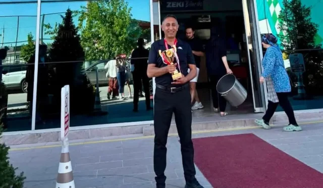 Karslı bilardocu Mahir Güney Türkiye üçüncüsü olarak madalya alırken