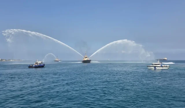 İskenderun'da Kabotaj Bayramı'nın 100. yılı kutlamaları kapsamında denize çelenk bırakılıyor.