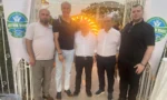 Bursa Artvin Vakfı'nın Babalar Günü etkinliğinde çekilmiş, yöresel kıyafetli insanların ve sanatçıların olduğu bir fotoğraf.