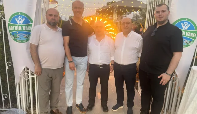 Bursa Artvin Vakfı'nın Babalar Günü etkinliğinde çekilmiş, yöresel kıyafetli insanların ve sanatçıların olduğu bir fotoğraf.
