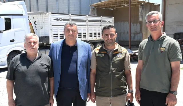 Malatya Ticaret Borsası Başkanı Ramazan Özcan, üretici ve TMO yetkilileriyle birlikte hububat alım noktasını inceliyor.