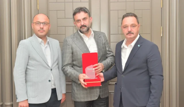 Halil İbrahim Yılmaz'a TİMBİR tarafından teşekkür plaketi veriliyor