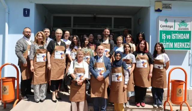 Çankaya'da Barista eğitimi alan kadınlar sertifikalarını alıyor