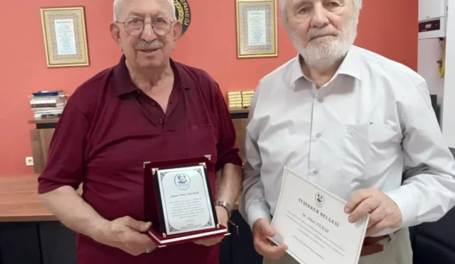 İyilikseverler Derneği Kurucu Başkanı Nihat Yılmaz'a Teşekkür Plaketi Verildi
