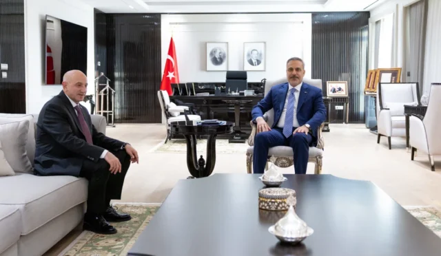 Dışişleri Bakanı Hakan Fidan'ın makamında Ankara İl Emniyet Müdürü Maksut Yüksek'i kabul ettiği an.